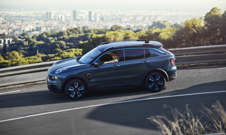 Lynk & Co 01 action side on